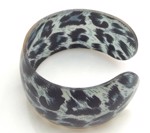 Plastik armring - halvåben - Leopard grå